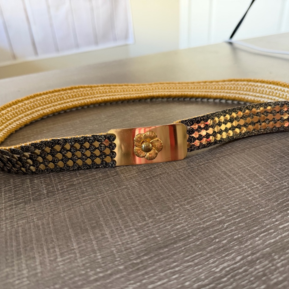 Vintage 1980s Gold Tone Fish Scale Elastic Stretch Belt with Floral Buckle - Picture 2 of 4